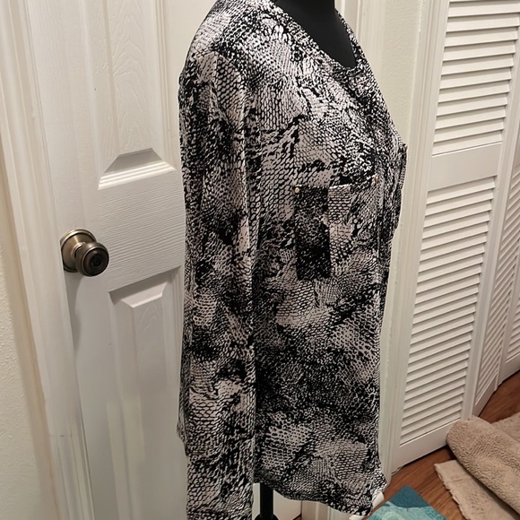 Dana Buchman snakeskin print blouse - Picture 5 of 8